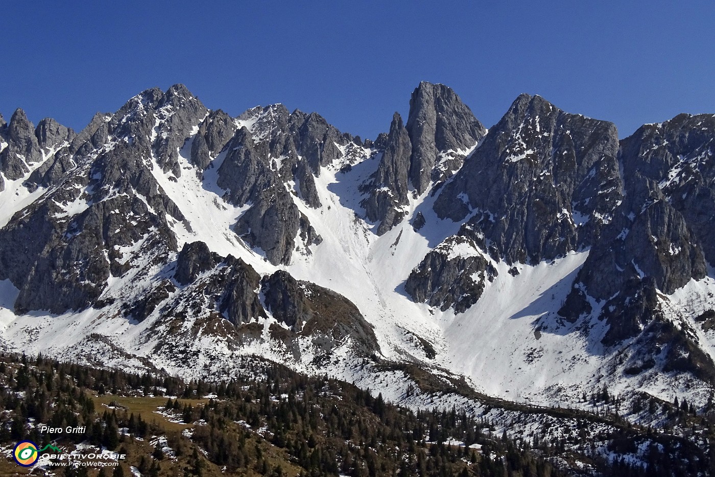 75 I canaloni di salita al Cimon della Bagozza e al Mengol ancora ben innevati.JPG -                                